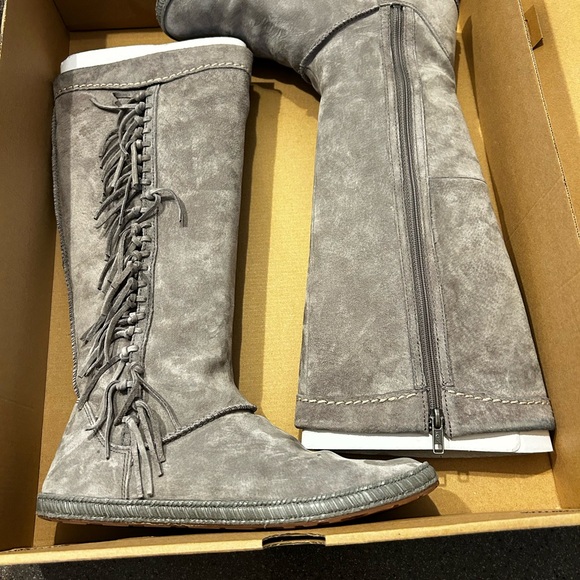 Ugg mammoth gray fringed boots size 8.5 - Picture 3 of 6
